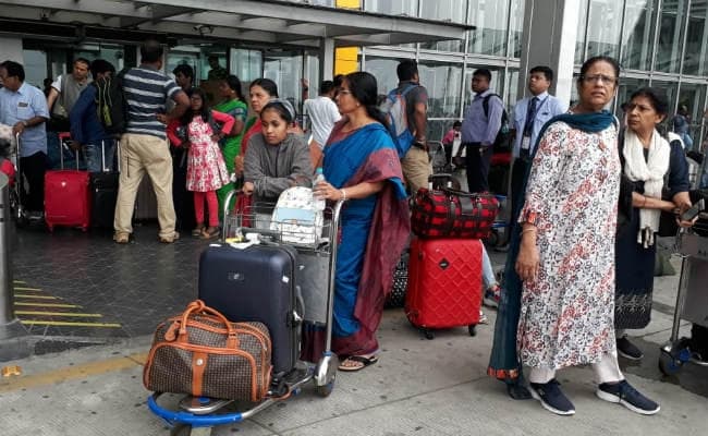 चक्रवाती तूफान ''FANI'' ने दुबई जाने का सपना किया चूर-चूर, कोलकाता एयरपोर्ट पर यात्री परेशान