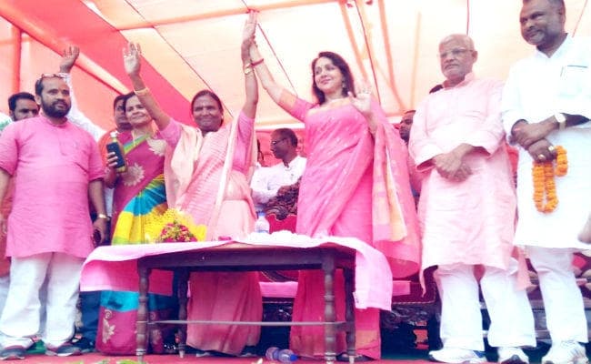 बदलाव को अंजाम तक पहुंचाने के लिए फिर मोदी सरकार : हेमामालिनी, ड्रीम गर्ल को देखने नेपाल से पहुंचे लोग