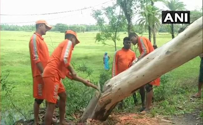 कमजोर पड़ा CycloneFani दोपहर तक करेगा बांग्लादेश का रुख, बंगाल में भी मचाई तबाही कमजोर पड़ा CycloneFani दोपहर तक करेगा बांग्लादेश का रुख, बंगाल में भी मचाई तबाही