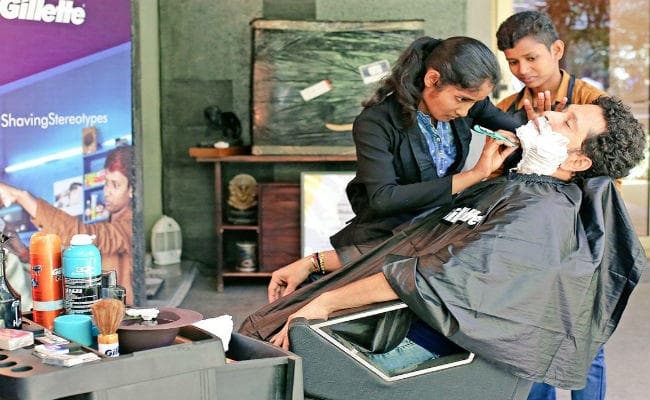 जब तेंदुलकर ने महिला हजाम नेहा और ज्योति से बनवायी दाढ़ी