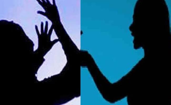 पुलिस थाने में ही भिड़ गयीं महिलाएं, आधे घंटे तक थाना परिसर बन गया रणक्षेत्र, पढ़ें... पूरा मामला