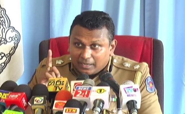 श्रीलंकाई पुलिस का निर्देश : स्थानीय थानों में जमा करा दें धारदार हथियार, सेना और पुलिस जैसी वर्दी
