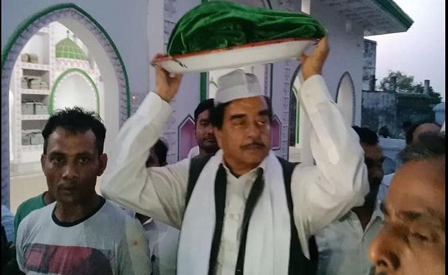 पटना साहिब से कांग्रेस के उम्मीदवार शत्रुघ्न सिन्हा ने खानकाह में चादरपोशी कर मांगी दुआ