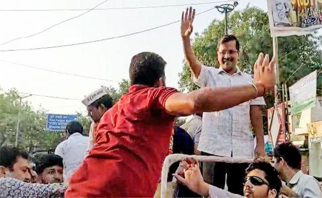 अरविंद केजरीवाल पर रोड शो के दौरान हमला, युवक ने जड़ा थप्‍पड़