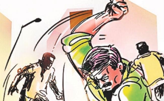 गौ तस्करी के आरोप में पिटाई, सौंपा पुलिस को