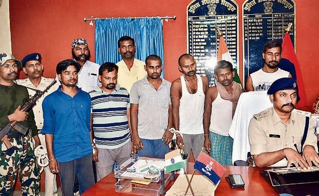 शेखपुरा में छापा, 10 साइबर ठग गिरफ्तार