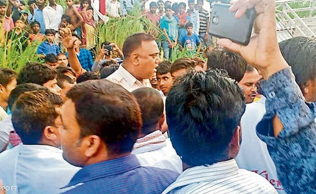 गोपालगंज : भीड़ ने एएसआइ को पीटा, सीओ और बीडीओ को बनाया बंधक