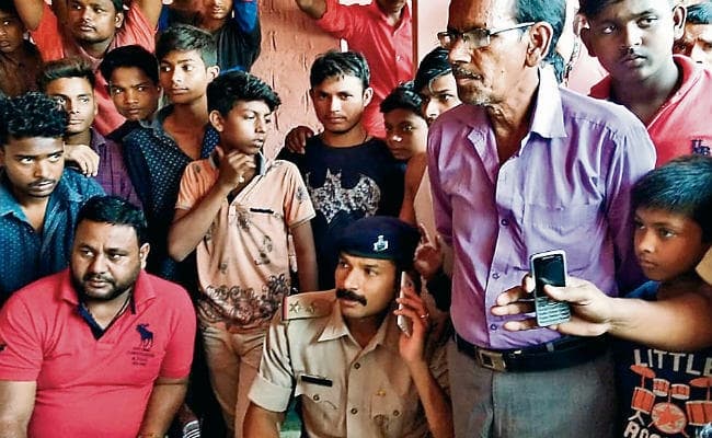 पूर्वी चंपारण : क्लास रूम में चार घंटे बंद रहा छात्र, ग्रामीणों ने निकाला