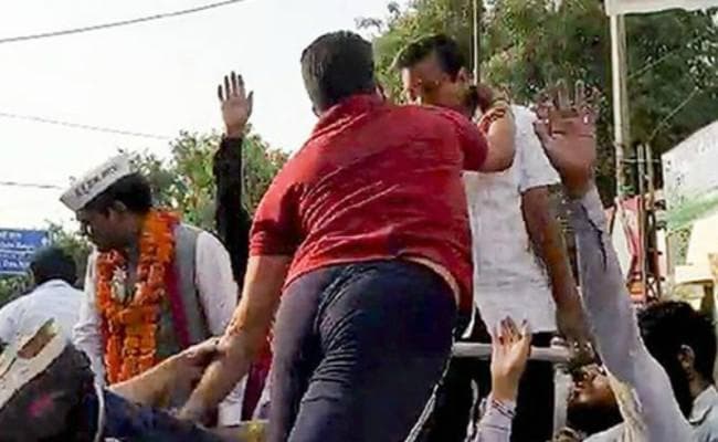 केजरीवाल थप्पड़ कांडः पहले भी हो  चुका है  हमला, खा चुके हैं चप्पल-जूते-अंडे-मिर्च-स्याही