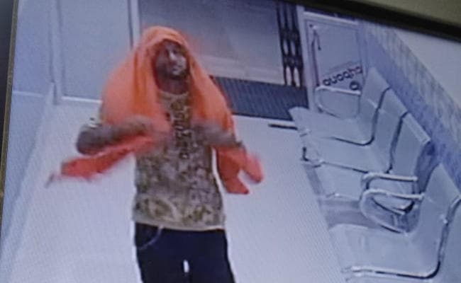 गुमला : मेडिकल कॉलेज दुंदुरिया में चोरी, सीसीटीवी कैमरे में कैद हुआ चोर