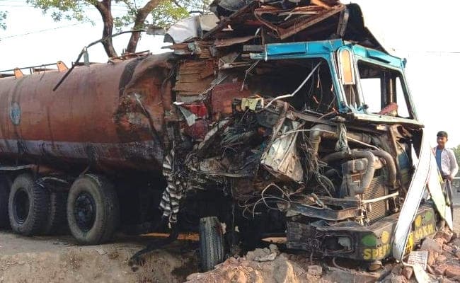 गढ़वा में ट्रक-टैंकर भिड़ंत, उत्तर प्रदेश और चतरा के तीन गंभीर रूप से घायल