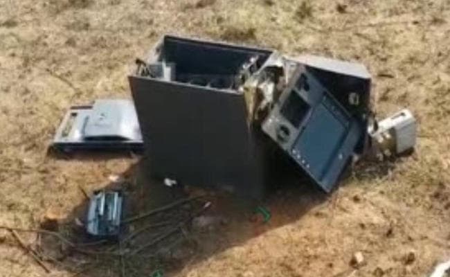 रामगढ़ में एटीएम तोड़कर 42 लाख रुपये लूटे, मशीन को दूर ले जाकर फेंका