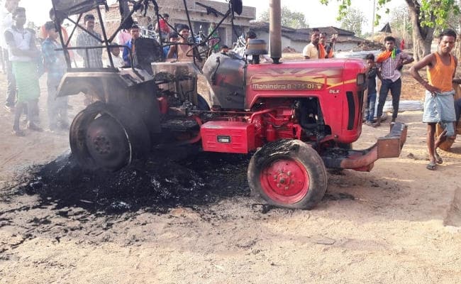 झारखंड में टीएसपीसी उग्रवादी ने ट्रैक्टर को फूंका, मजदूरों को पीटा