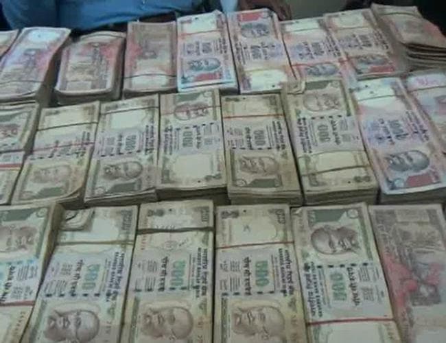 पान की दुकान वाला बदलवाना चाह रहा था 73.15 लाख के बंद नोट, ऐसे पकड़ में आया