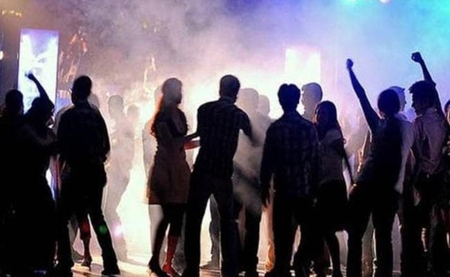 नोएडा : फॉर्महाउस में चल रही थी रेव पार्टी, 161 युवक और 31 युवतियां गिरफ्तार