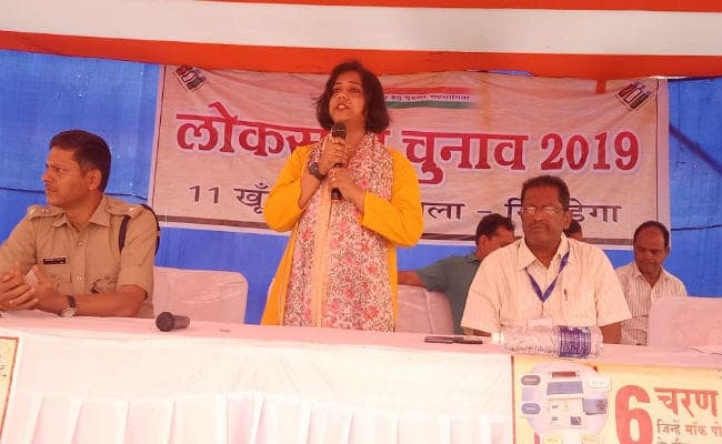 सिमडेगा : मतदान 6 मई को, कड़ी सुरक्षा के बीच मतदानकर्मी मतदान केंद्रों की ओर रवाना