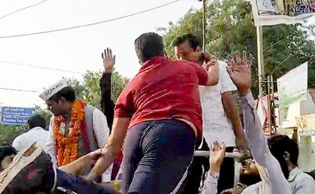 अ‍रविंद केजरीवाल को थप्पड़ मारने वाले व्यक्ति के खिलाफ प्राथमिकी दर्ज