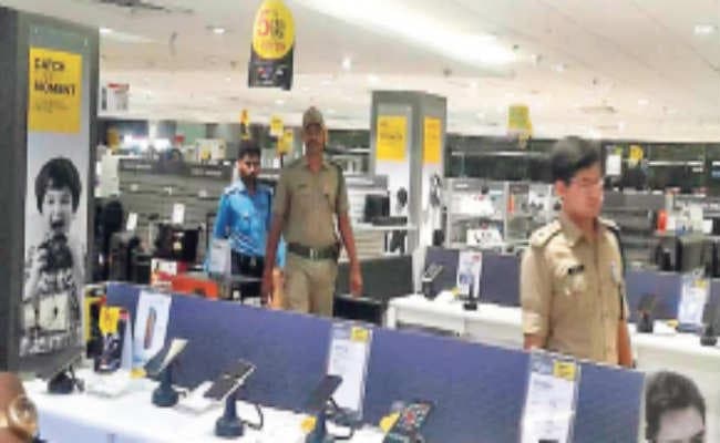 मॉल के सेल्समैन ने मैनेजर पर किया जानलेवा हमला