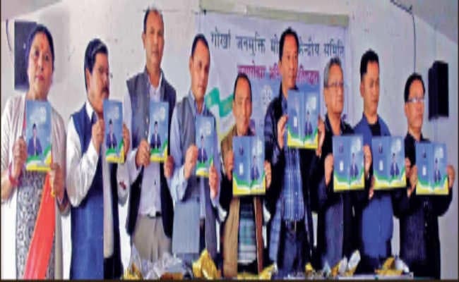 विनय ने जारी किया घोषणा पत्र, सभी वादों को 2020 तक पूरा करने का दिया भरोसा