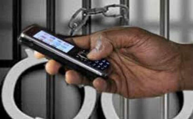 जेल में मोबाइल पर बातें करते पकड़ा गया कैदी