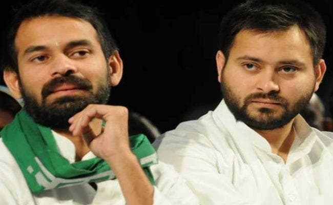 बिहार में लोग बाढ़ में डूब रहे हैं और तेजस्वी चले गये दिल्ली, तेजप्रताप ने साधा भाई पर निशाना