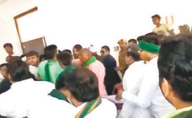 दानापुर : बैनर में अपना नाम व फोटो नहीं देख भड़के तेजप्रताप, पूर्व मुख्यमंत्री राबड़ी देवी की मौजूदगी में हुआ हंगामा