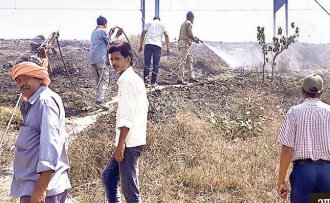 सोनपुर :रेल ट्रैक के पास दोनों तरफ लगी आग, अफरातफरी