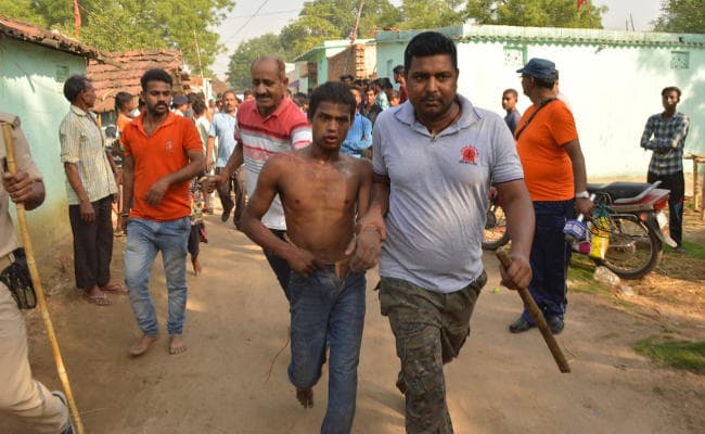 बोकारो में तीन चोर रंगे हाथ गिरफ्तार, पुलिस के सामने लोगों ने नंगा करके पीटा