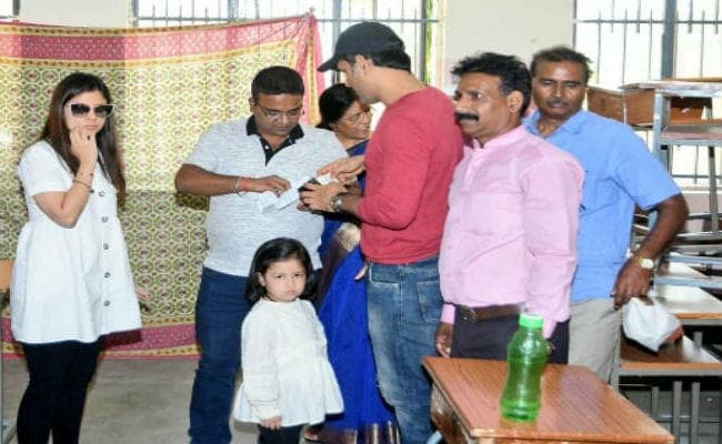 धौनी ने पत्नी संग रांची में डाला वोट, बेटी जीवा बोली - पापा-मम्‍मी की तरह करें मतदान, देखें VIDEO