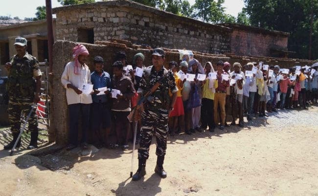 गुमला : नक्सलियों द्वारा लैंड माइंस बिछाने का था डर, इसलिए 12 किमी पैदल चलकर बूथ पहुंची पोलिंग पार्टी