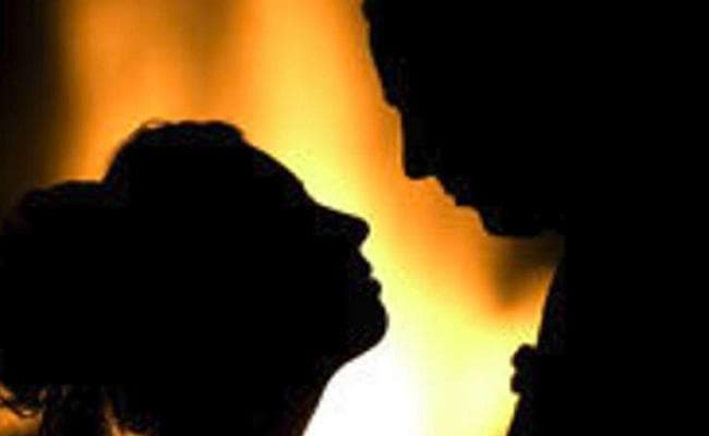 शिक्षक को पड़ोसी महिला के साथ आपत्तिजनक हालत में ग्रामीणों ने पकड़ा और फिर...