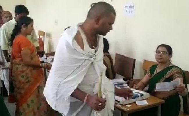 VIRAL : पिता का अंतिम संस्कार कर सीधे वोट डालने पहुंचा युवक