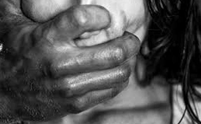 प्रसाद के बहाने नाबालिग से दुष्कर्म का प्रयास