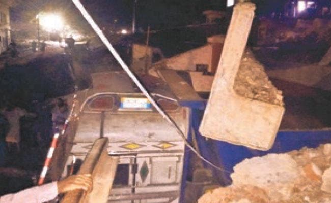 जहानाबाद में रेलवे अंडरपास की रेलिंग टूट कर ट्रक पर गिरी, पटना-गया रेलखंड पर यातायात सेवा बाधित