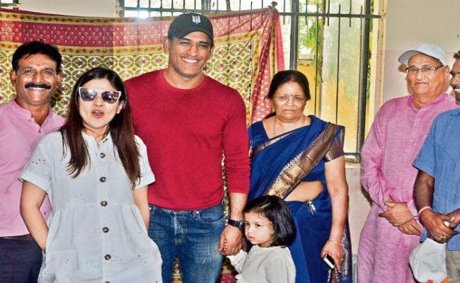 .....जब चार्टर्ड प्लेन से रांची पहुंचे धौनी, सपरिवार किया मतदान