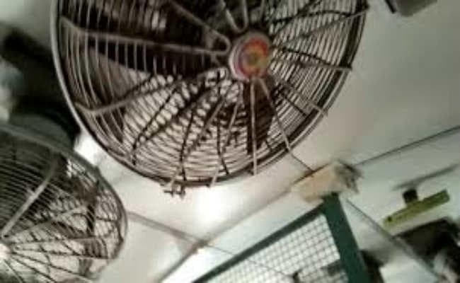 ट्रेनों में नहीं चल रहे हैं पंखे,परेशानी