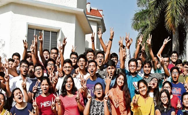 रांची : 98.8% अंक लाकर पीयूष, शुभम और शशांक बने स्टेट टॉपर