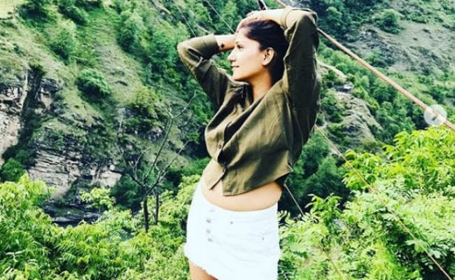 मिनी स्‍कर्ट पहनने पर ट्रोल हुईं सपना चौधरी, लोगों ने किये भद्दे कमेंट्स