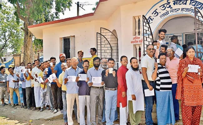 कोडरमा में दोपहर बाद पसर गया सन्नाटा, हजारीबाग में तेज धूप में भी दिखी महिलाओं-पुरुषों की लंबी कतार