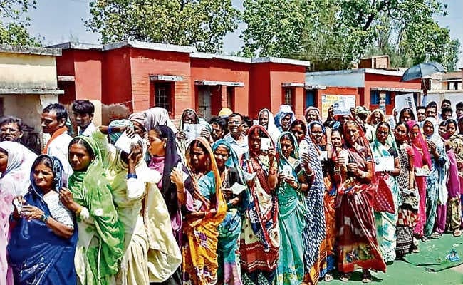 हजारीबाग : कोई अमेरिका, तो कोई बेंगलुरु से आया वोट देने