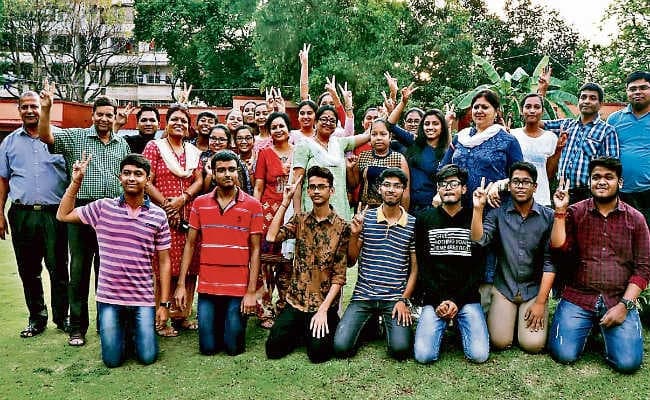 सीबीएसइ रिजल्ट : आयुषी, शुभम, शशांक, स्नेहल अव्वल