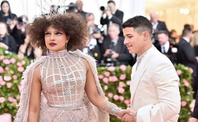 #MetGala2019 : प्रियंका चोपड़ा के बोल्‍ड मेकअप लुक ने किया हैरान, पति निक संग ऐसे ली इंट्री
