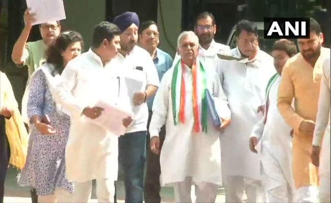 मप्र में किसान कर्जमाफी पर राजनीति तेज, कागजात गाड़ियों में भरकर शिवराज सिंह के घर पहुंचे कांग्रेस नेता