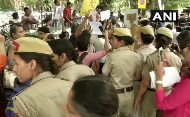 CJI को मिले क्लीन चिट के खिलाफ सुप्रीम कोर्ट के बाहर प्रदर्शन कर रहे 55 लोग हिरासत में