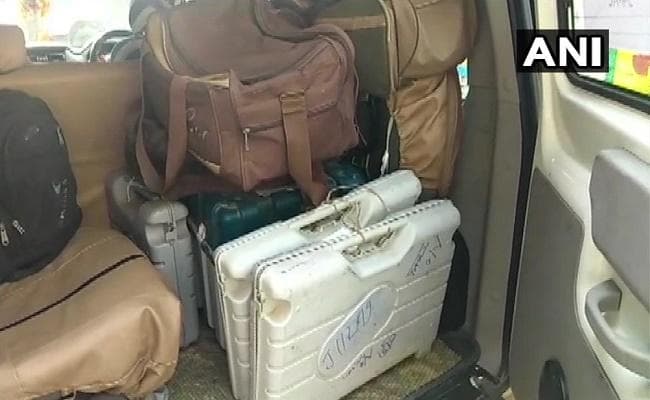 बिहार : होटल में ईवीएम रखने पर अधिकारी को नोटिस, 4 पुलिसकर्मी निलंबित