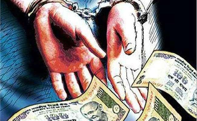 निगरानी ने छपरा में एक इंजीनियर व एक क्लर्क को रिश्वत लेते दबोचा