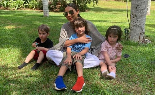 शाहरुख खान के बेटे अबराम के मिसमैच जूते चर्चा में, इतनी है कीमत