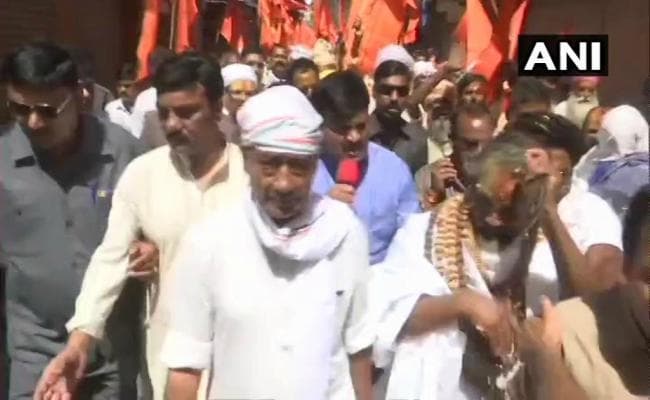 भोपालः दिग्विजय सिंह और कम्प्यूटर बाबा का रोड शो, पुलिसकर्मियों ने पहना भगवा साफा