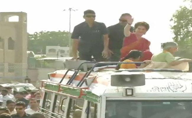 दिल्‍ली में प्रियंका का रोड शो : PM मोदी को नोटबंदी और GST जैसे मुद्दों पर चुनाव लड़ने के लिए ललकारा