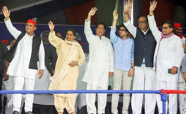 गठबंधन की रैली में बोलीं मायावती - भाजपा ने पिछड़ों के वोट बांटने के लिए सपा प्रमुख के घर में भी डाली डकैती